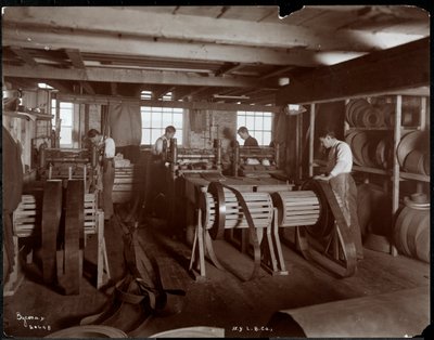 Vista interna di uomini che lavorano con il cuoio alla New York Leather Belting Co., New York, 1905 da Byron Company